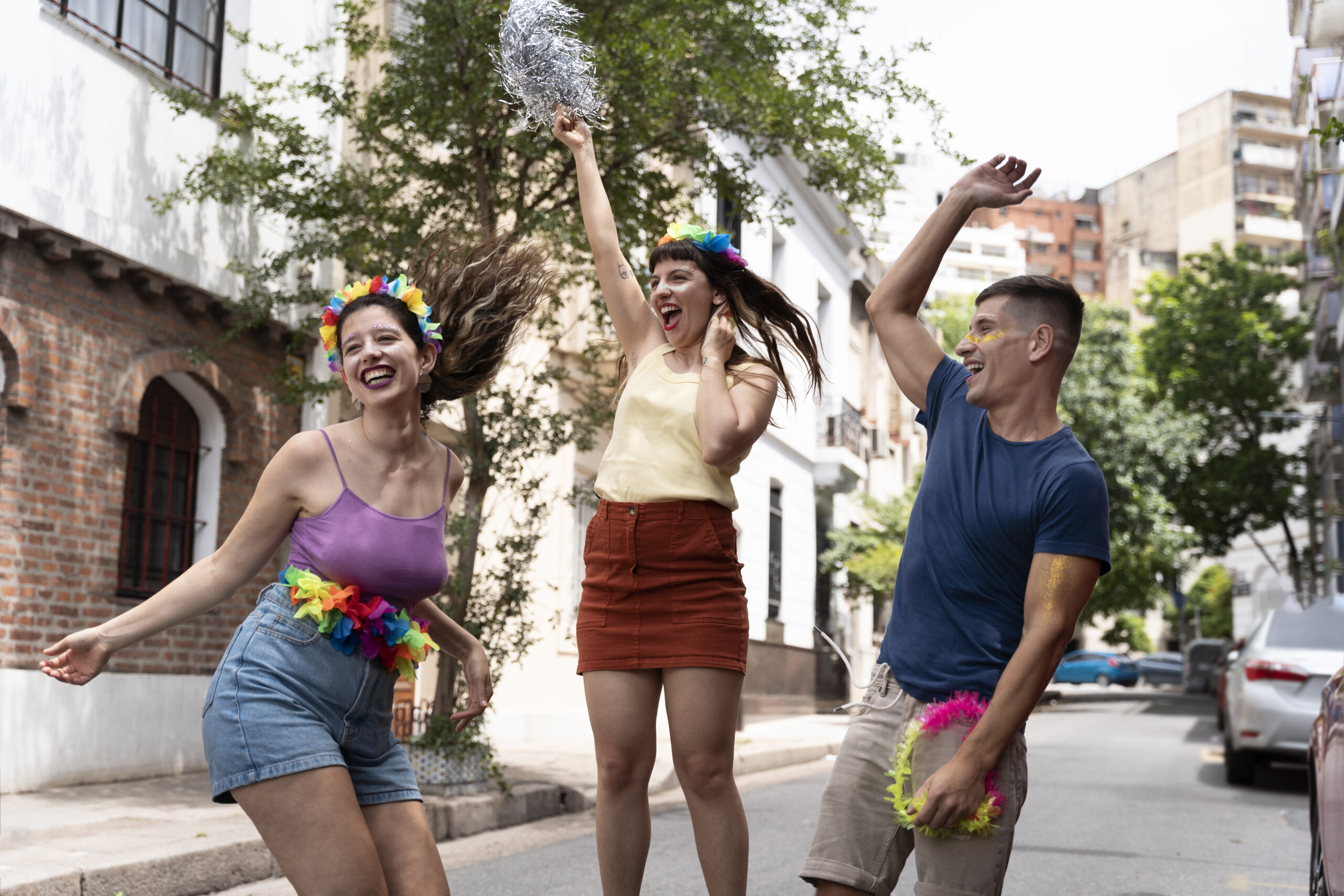 pessoas-se-divertindo-e-comemorando-o-carnaval