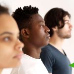 3 pessoas posicionadas uma ao lado da outra. Nó verde no canto inferior direito.