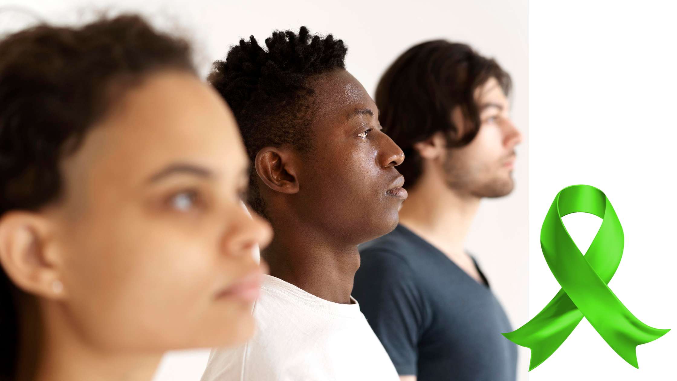 3 pessoas posicionadas uma ao lado da outra. Nó verde no canto inferior direito.