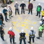 Roda de pessoas com equipamentos de segurança